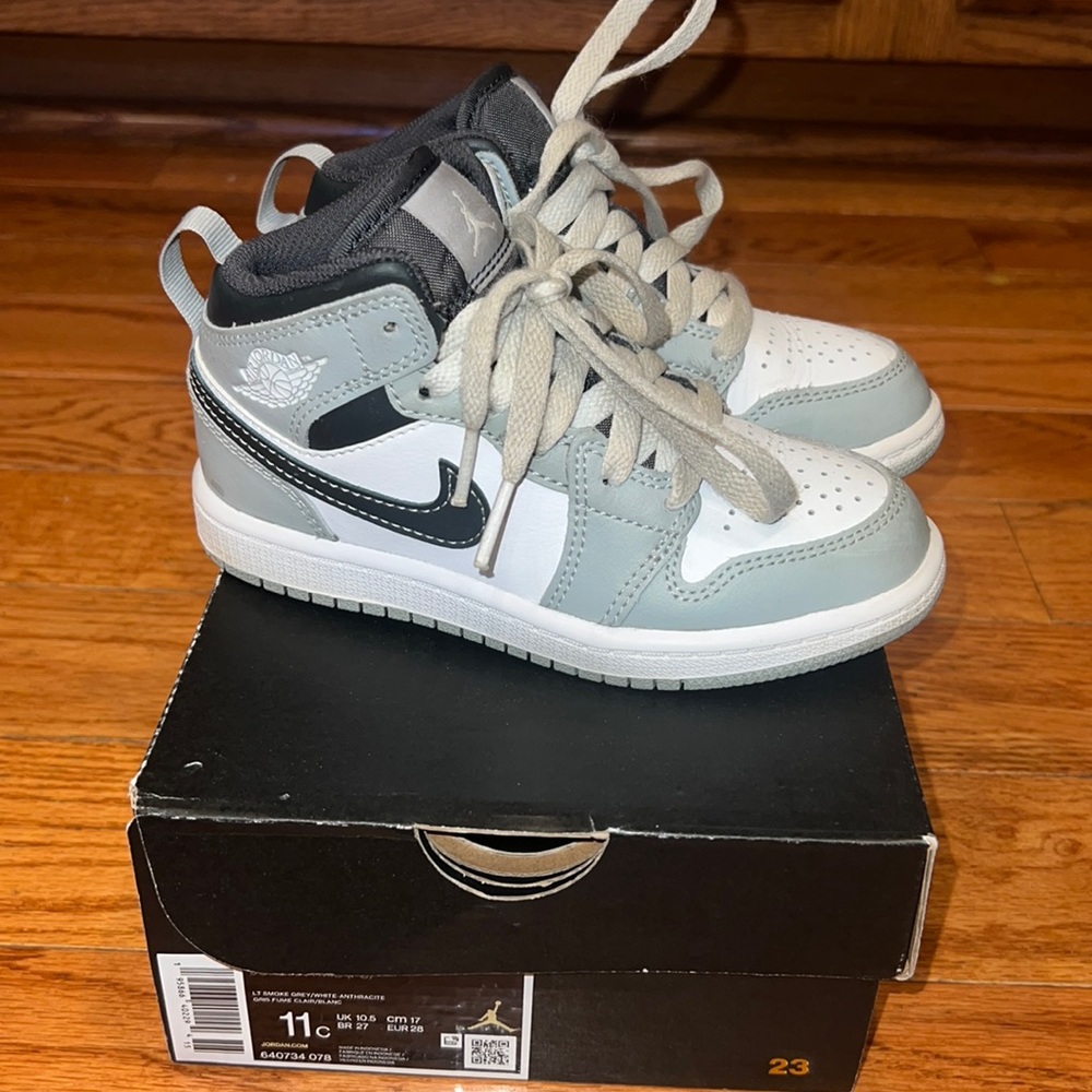 Jordan 1 Mid Sneakers